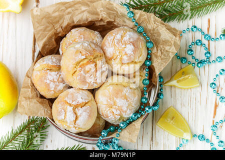 Lemon cookies mit Puderzucker. Eine köstliche hausgemachte Desserts. Weihnachten, das neue Jahr. Selektiver Fokus Stockfoto