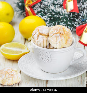 Lemon cookies mit Puderzucker. Eine köstliche hausgemachte Desserts. Weihnachten, das neue Jahr. Selektiver Fokus und quadratischen Bild Stockfoto