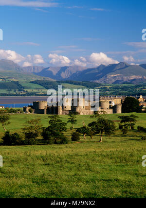 Einen allgemeinen Überblick über Edward I's castle Blick nach Süden über die Menai Strait, die das Tal von Nant Francon, und die Berge von Snowdonia. Stockfoto