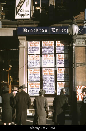 Männer und Frauen lesen Schlagzeilen in Street-Corner Fenster von Brockton Enterprise veröffentlicht, Zeitung Büro am Heiligabend, Brockton, Massachusetts, USA, Jack Delano für die Farm Security Administration - Office of War Information, Dezember 1940 Stockfoto