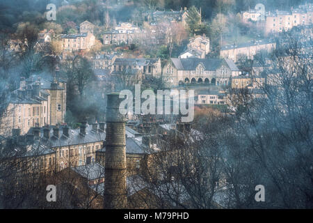 Die malerische Mühle Stadt Halifax, West Yorkshire, durch Rauch an einem Wintertag gesehen. Stockfoto