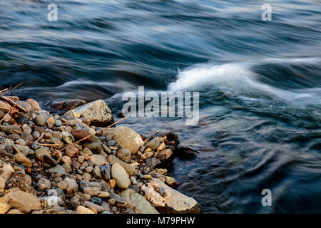 Die Sagami Fluß rauscht vorbei an einem Stapel der Felsen in der Nähe von Ebina in Kanagawa, Japan Stockfoto