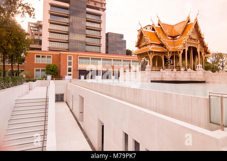 Die Bimukstan Siriraj Museum im Siriraj Krankenhaus in Wang Lang in Thonburi in Bangkok in Thailand. Thailand, Bangkok, November 2017 Stockfoto