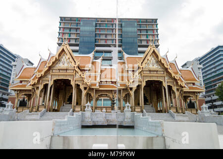 Die Bimukstan Siriraj Museum im Siriraj Krankenhaus in Wang Lang in Thonburi in Bangkok in Thailand. Thailand, Bangkok, November 2017 Stockfoto