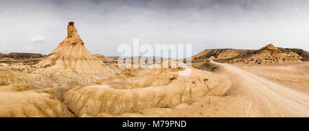 Panoramabild von Castildetierra" schloss der Erde', eine natürliche Turm in der Bardenas Reales Wüste, mit dunklen Wolken und die Strecke über den Park Stockfoto