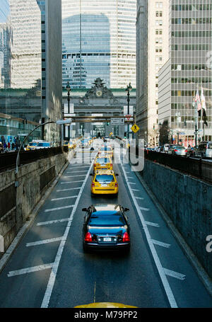 Einem Pkw in einer Linie der Taxis fahren Park Avenue South in Richtung Grand Central Station. Stockfoto