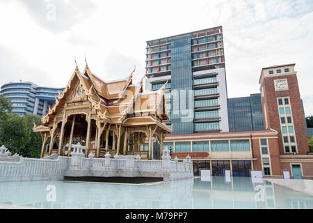 Die Bimukstan Siriraj Museum im Siriraj Krankenhaus in Wang Lang in Thonburi in Bangkok in Thailand. Thailand, Bangkok, November 2017 Stockfoto