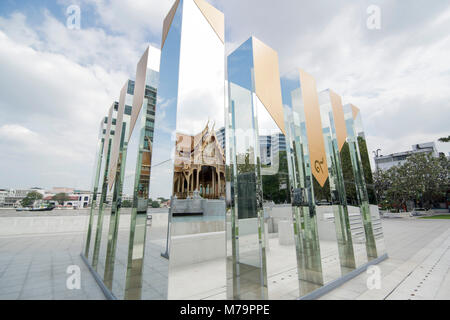 Ein Denkmal des Königs Bhumipol am Bimukstan Siriraj Museum im Siriraj Krankenhaus in Wang Lang in Thonburi in Bangkok in Thailand. Stockfoto