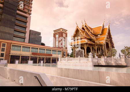 Die Bimukstan Siriraj Museum im Siriraj Krankenhaus in Wang Lang in Thonburi in Bangkok in Thailand. Thailand, Bangkok, November 2017 Stockfoto