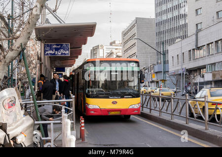 Teheran, Iran - März 8, 2018 Teheran Stadtbild, BRT-Busse fahren durch zugewiesenen Linien in Vali asr-Straße. Stockfoto