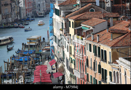 Venedig Italien Grand Canal und viele Häuser und Restaurant aus eine ungewöhnliche Aussicht Stockfoto