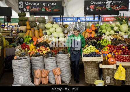 Zähler mit Gemüse und Früchte auf dem Markt der Danilovsky Moskau, Russland Stockfoto