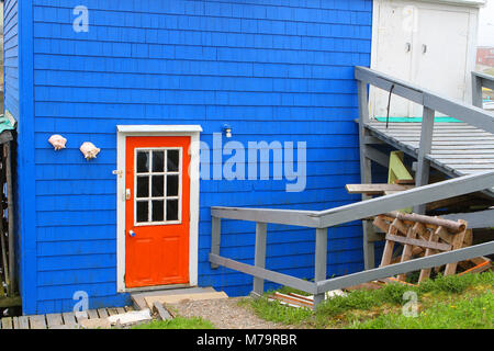 Orange Tür auf einer blauen Wand Stockfoto