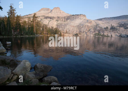 Farbe Landschaft Foto des Mount Hoffman im Yosemite National Park in Kalifornien, USA, im Mai See bei Sonnenaufgang reflektiert. Stockfoto