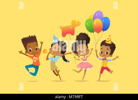 Freudige Afrikaner - Jungen und Mädchen mit den Ballons und Geburtstag Hüte glücklich mit ihren Händen springen. Geburtstag Vector Illustration für Website Banner, Poster, Flyer, Einladung. Stock Vektor