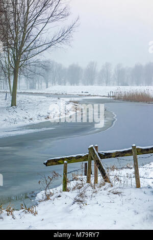 Blick auf das Alte West River abgedeckt in Eis, Cambridgeshire Stockfoto