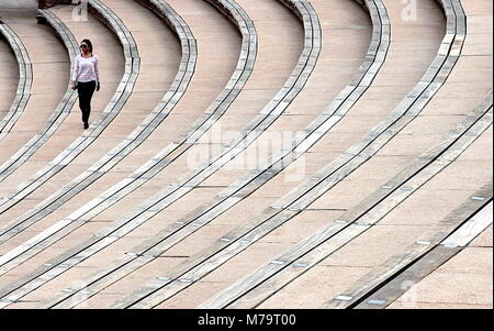 Denver, Colorado - Januar 10, 2018. Junge Frau wandern in Red Rocks Amphitheater, Denver, Colorado Stockfoto