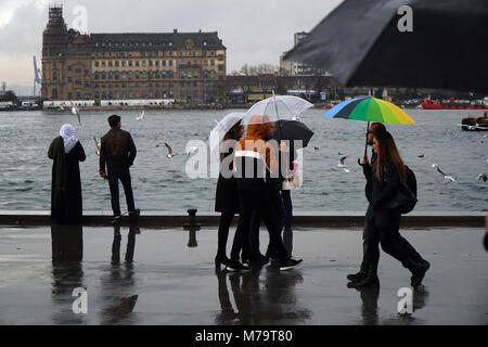 Istanbul, Türkei - 8. März 2018: Regentag im Istanbul, kadiköy am Meer. Einige Leute sind zu Fuß mit Sonnenschirmen. Stockfoto