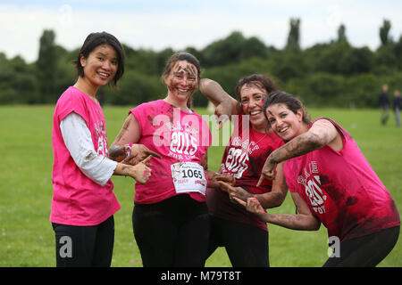 Frauen nehmen im Rahmen der "recht schlammig' Spendenaktion für Krebsforschung Großbritannien in Hammersmith am Mittwoch, dem 13. Juli 2016. Stockfoto