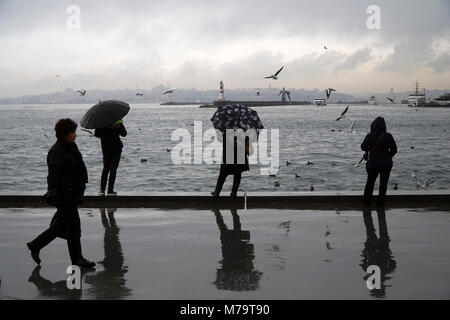 Istanbul, Türkei - 8. März 2018: Regentag im Istanbul, Kadiköy Meer. Einige Leute sehen das Istanbul Landschaft mit alten Istanbul. Stockfoto