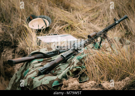 Gomel, Belarus - November 26, 2017: Tschechische Maschinengewehr ZB vs. 26 während des Zweiten Weltkriegs im Herbst trockenes Gras Stockfoto