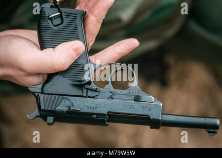 Gomel, Belarus - November 26, 2017: Die Pistole Walther P38 in der Hand der Soldat Stockfoto