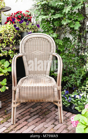 Korbstuhl stehen in einem schönen Garten Platz Stockfoto