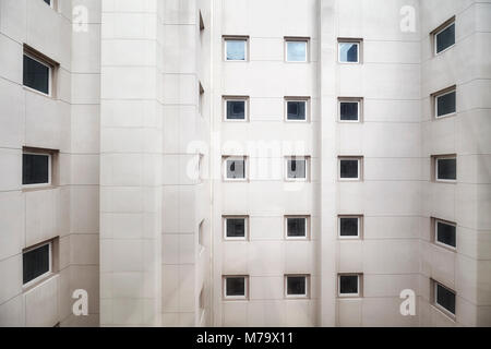 Fassade mit Fenstern, Architektur Hintergrund. Stockfoto