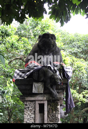 Statue von einem Affen im Monkey Forest Stockfoto