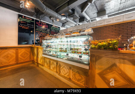 Moskau - AUGUST 2014: Der Innenraum gourmet Cafe' IL GIORNO". Holz- kasse Zähler mit Glasvitrine mit Desserts auf das Menü Hintergrund cof Stockfoto