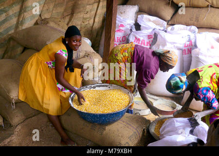 Kumasi, Ghana - 27 Juli 2015: Lebensmittelmarkt in einer ländlichen Stadt in Ghana, Westafrika. Stockfoto