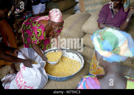 Kumasi, Ghana - 27 Juli 2015: Lebensmittelmarkt in einer ländlichen Stadt in Ghana, Westafrika. Stockfoto