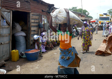 Kumasi, Ghana - 27 Juli 2015: Lebensmittelmarkt in einer ländlichen Stadt in Ghana, Westafrika. Stockfoto