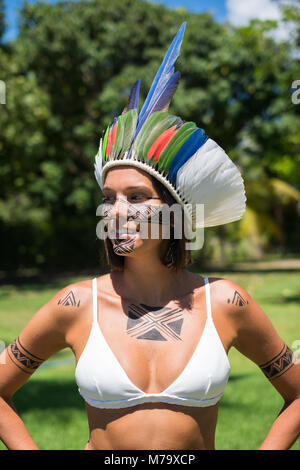 Schöne junge einheimische Pataxo Frau in Bahia, Brasilien Stockfoto