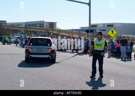 Polizeioffizier leitet Datenverkehr auf einem Mardi Gras Parade Route in Orange Beach, Alabama. Stockfoto