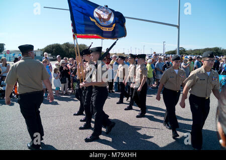 United States Navy Ehrengarde führt die Gulf Shores Mardi Gras Parade Februar, 2018. Stockfoto