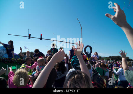 Hände greifen für geworfen Perlen in der Mardi Gras Parade an der Gulf Shores, Alabama. Stockfoto