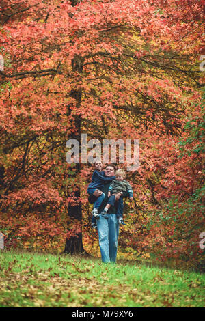 Vater mit seinen Söhnen im Herbst Park, South Australia Stockfoto