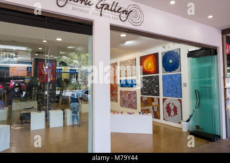 Indigene fine art Gallery in der Macrossan Street, Port Douglas, Queensland, Australien Stockfoto