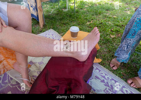 Dame mit einem Henna Tattoo zu einem Damen Fuß in Port Douglas Sonntag Märkte in Far North Queensland, Australien Stockfoto