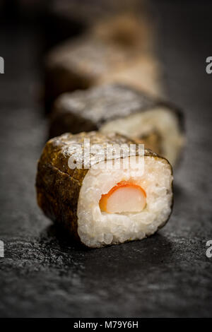 Traditionelles japanisches Sushi Rollen hosomaki auf Stein Schreibtisch Stockfoto