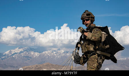 Ein US Air Force pararescueman, die 83Rd Expeditionary Rescue Squadron, Flughafen Bagram, Afghanistan zugewiesen wird, landet auf der Drop Zone nach einer Höhenlage, hohe Öffnung militärischer freien Fall springen, mit einem Super C-130J Hercules durch die Auslandseinsätze 774th Airlift Squadron, Flughafen Bagram, Afghanistan, März 4, 2018 geflogen. Schutzengel Team Mitglieder durch Schulung zu allen Aspekten der Bekämpfung, medizinische Verfahren und Suche und Rettung Taktiken, ihre Fähigkeiten zu verbessern, der das höchste Niveau der taktischen Fähigkeiten zu Combatant Commander. (U.S. Air Force Höflichkeitfoto Herausgegeben von Tech. Sgt Stockfoto