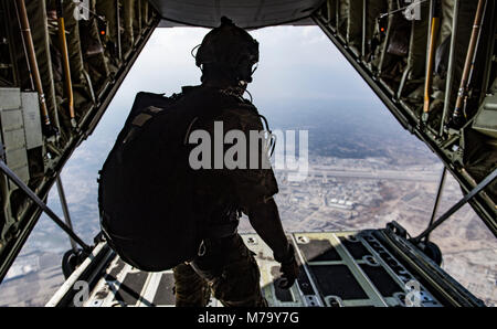 Ein US Air Force pararescueman jump Master, die 83Rd Expeditionary Rescue Squadron, Flughafen Bagram, Afghanistan zugeordnet, steht ein Drop Zone Umfrage vor großer Höhe, hohe Öffnung militärischer freien Fall springen, mit einem Super C-130J Hercules durch die Auslandseinsätze 774th Airlift Squadron, Flughafen Bagram, Afghanistan, März 4, 2018 geflogen. Schutzengel Team Mitglieder durch Schulung zu allen Aspekten der Bekämpfung, medizinische Verfahren und Suche und Rettung Taktiken, ihre Fähigkeiten zu verbessern, der das höchste Niveau der taktischen Fähigkeiten zu Combatant Commander. (U.S. Air Force Foto b Stockfoto