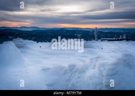 Sonnenaufgang im Winter verschneite Tschechische Gebirge Beskiden Stockfoto