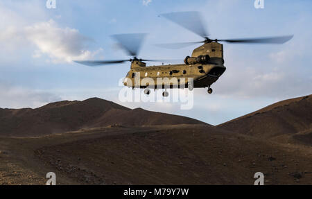 Ein U.S. Army Task Force Schläger CH-47F Chinook bereitet während eines Personal Recovery Übung mit einem Schutzengel Team die 83 Expeditionary Rescue Squadron am Flughafen Bagram, Afghanistan, 6. März 2018 vergeben zu landen. Die Armee der Besatzungen und Air Force Schutzengel Teams durchgeführt, um die Übung Teamwork und Verfahren zu bauen, wie Sie gemeinsame Personal Recovery Funktionen bieten, die in der Lieferung von entscheidender Airpower für US Central Command. (U.S. Air Force Foto von Tech. Sgt. Gregory Bach) Stockfoto