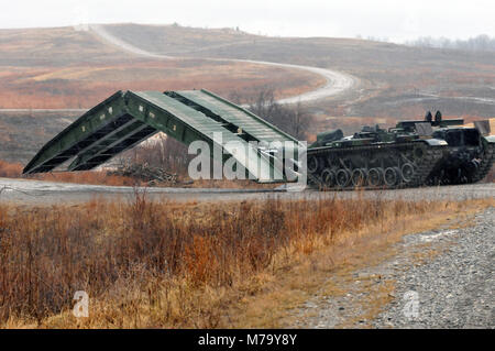 U.S. Army Reserve Soldaten von der 449th Mobilität Augmentation Company, 478th Engineer Battalion, 926Th Engineer Brigade, 412 Theater Ingenieur Befehl, mit Sitz in Fort Thomas, Ky. ein gepanzertes Fahrzeug starten Brücke während ein Tor III oder Abschnitt schießwesen und Ingenieur Qualifikation Tabelle X 11 Validierung Übung auf Fort Knox, Ky., Feb 10, 2018 bereitstellen. (U.S. Armee finden Foto von Sgt. 1. Klasse Clinton Holz) Stockfoto