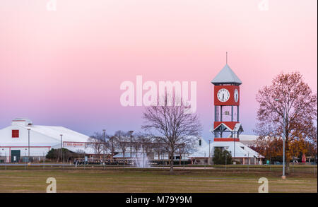 Georgien Nationale Messe & Agricenter der Glockenturm steht inmitten der Pastellfarben der Dämmerung in Perry, Georgia. (USA) Stockfoto