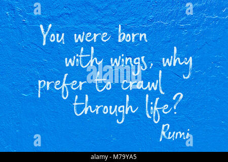 Waren Sie mit Flügel geboren, warum bevorzugen durch das Leben zu kriechen - alte persische Dichter und Philosophen Rumi Zitat handschriftlich auf der blauen Wand Stockfoto