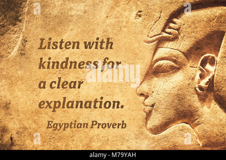 Mit Freundlichkeit für eine klare Erklärung - alten ägyptischen Sprichwort zitat Zuhören Stockfoto