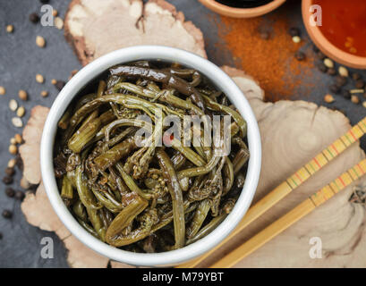 Pikanter Salat von fern mit Zwiebel, Knoblauch, Sojasauce und Gewürzen. Teller Östlichen und asiatischen Küche. Selektiver Fokus Stockfoto